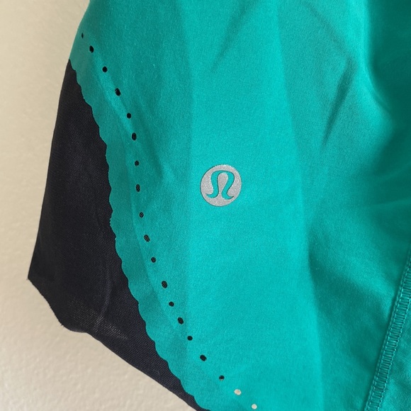 Lululemon Smooth Stride Shorts Viridian Green Black Size 4 Scallop Trim - Picture 6 of 7